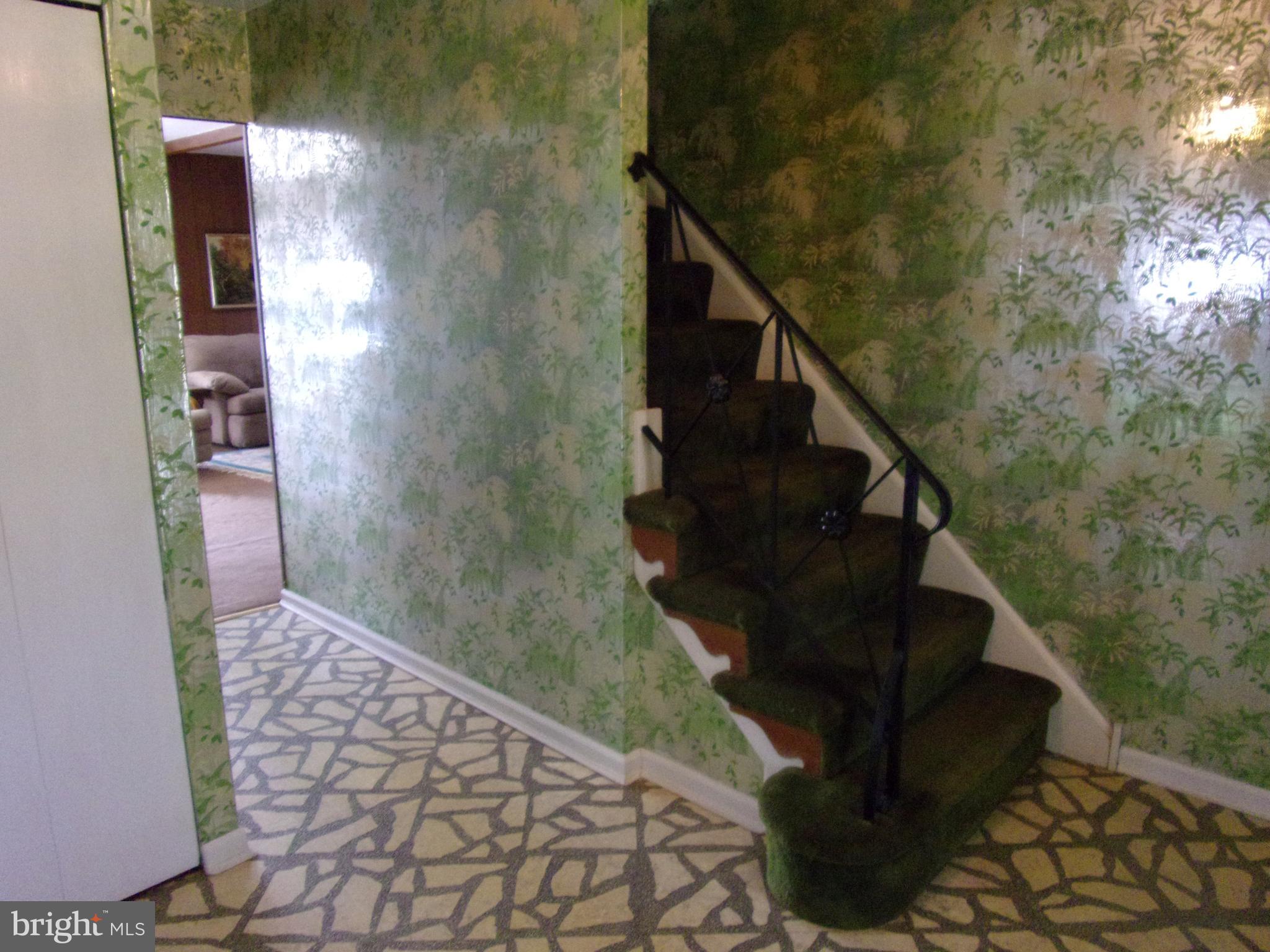 806 West Rolling Road Springfield, PA 19064 - Photo 9 of 39 Foyer area