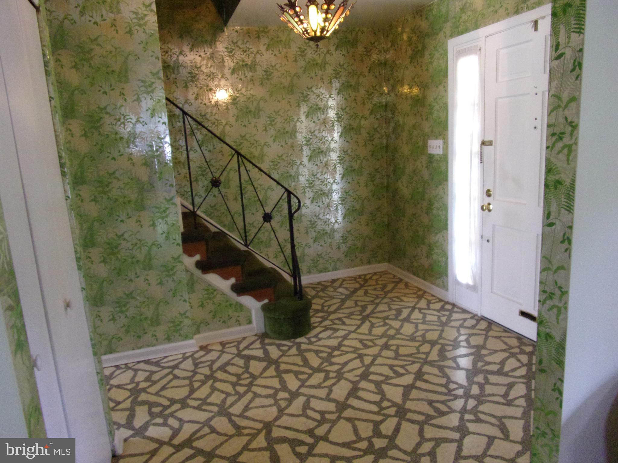 806 West Rolling Road Springfield, PA 19064 - Photo 10 of 39 Foyer area