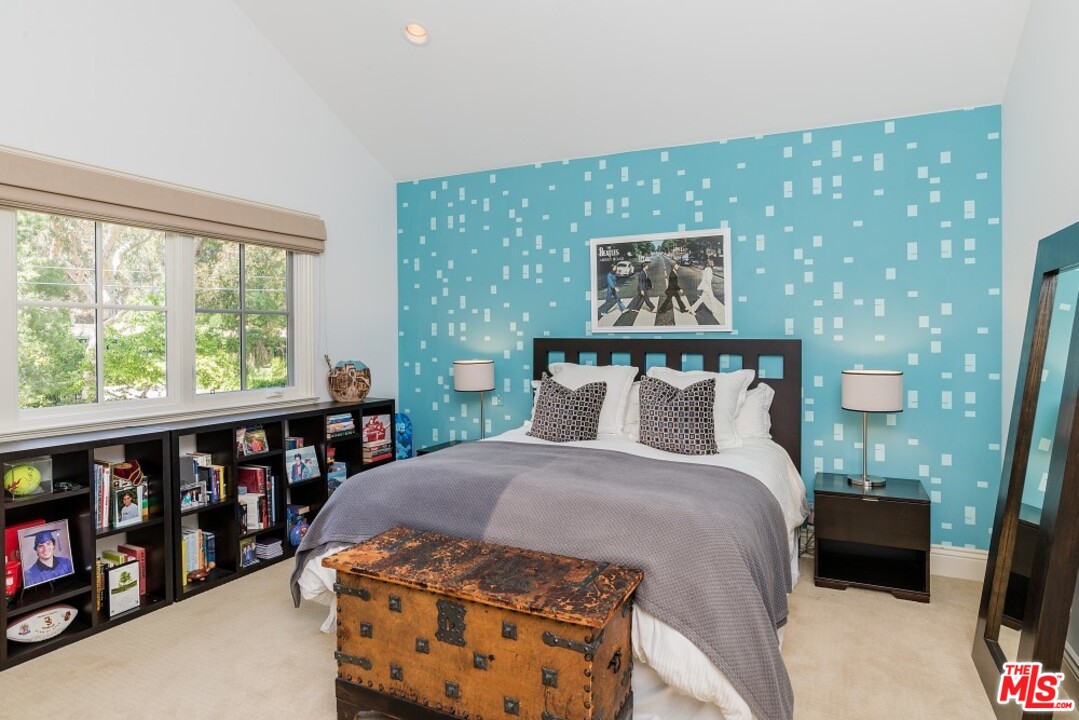 826 Greentree Road Pacific Palisades, CA 90272 - Photo 14 of 29 a bedroom with a bed and a window