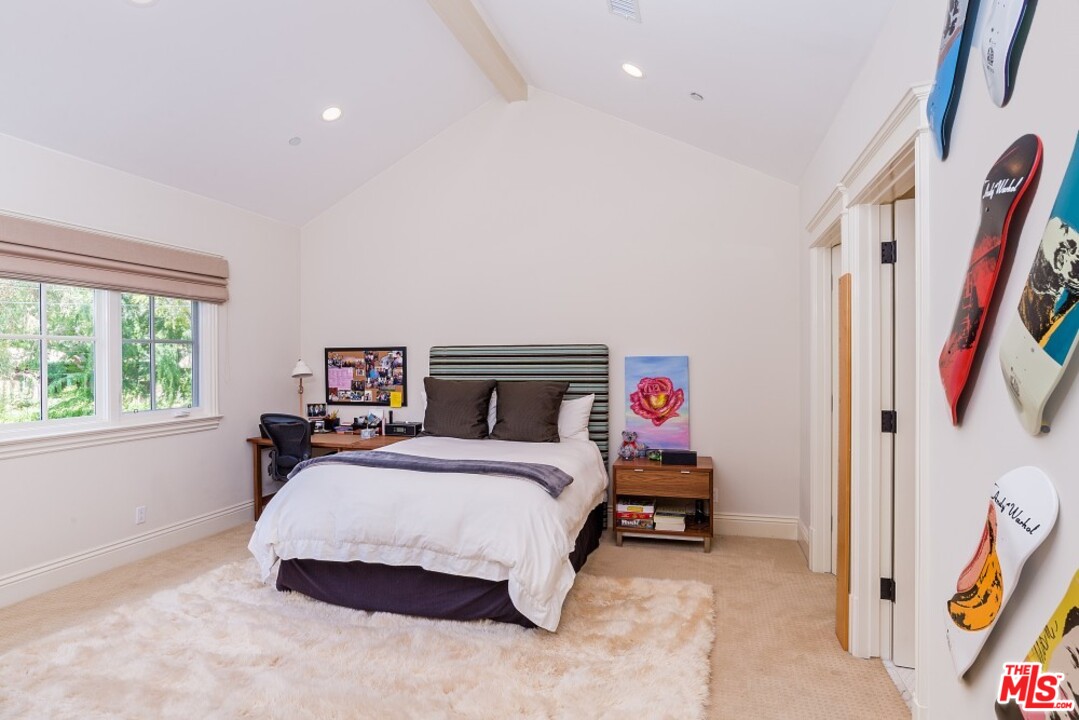 826 Greentree Road Pacific Palisades, CA 90272 - Photo 15 of 29 a bedroom with a bed and a window