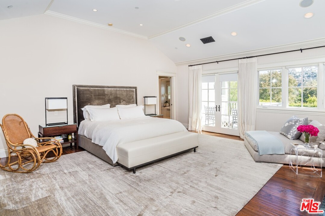 826 Greentree Road Pacific Palisades, CA 90272 - Photo 16 of 29 a bedroom with a bed and a couch