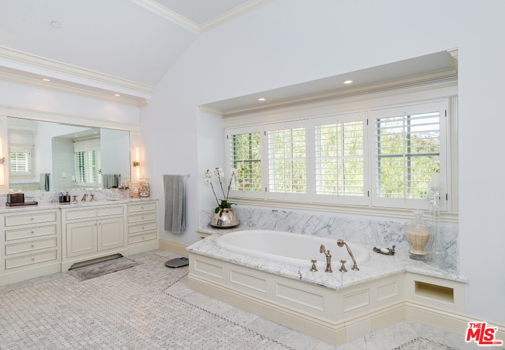 826 Greentree Road Pacific Palisades, CA 90272 - Photo 19 of 29 a spacious bathroom with bathtub and 2 sink