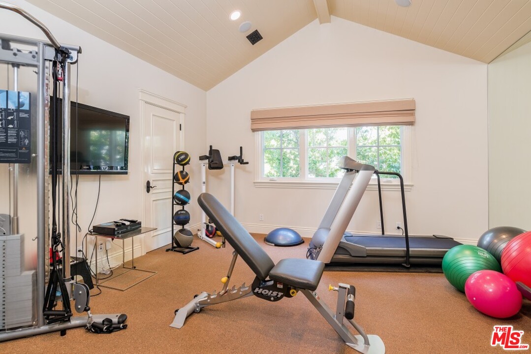 826 Greentree Road Pacific Palisades, CA 90272 - Photo 20 of 29 a view of a room with gym equipment