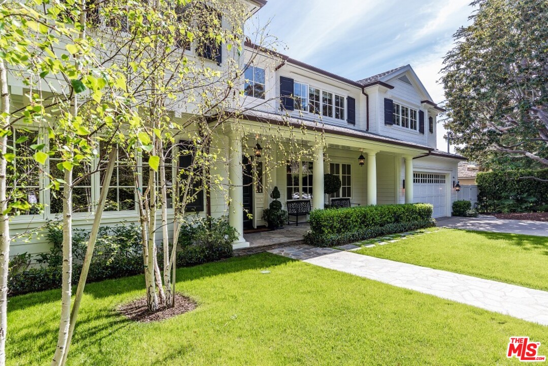 826 Greentree Road Pacific Palisades, CA 90272 - Photo 3 of 29 a front view of a house with a yard