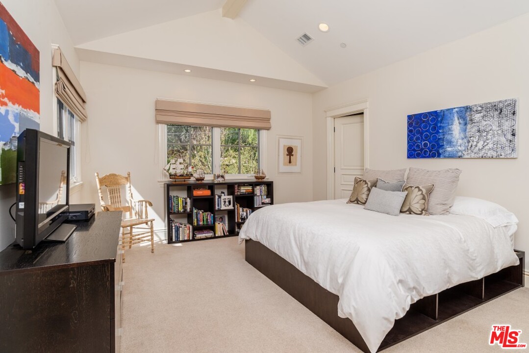 826 Greentree Road Pacific Palisades, CA 90272 - Photo 21 of 29 a bedroom with a bed and a flat tv screen on the dresser