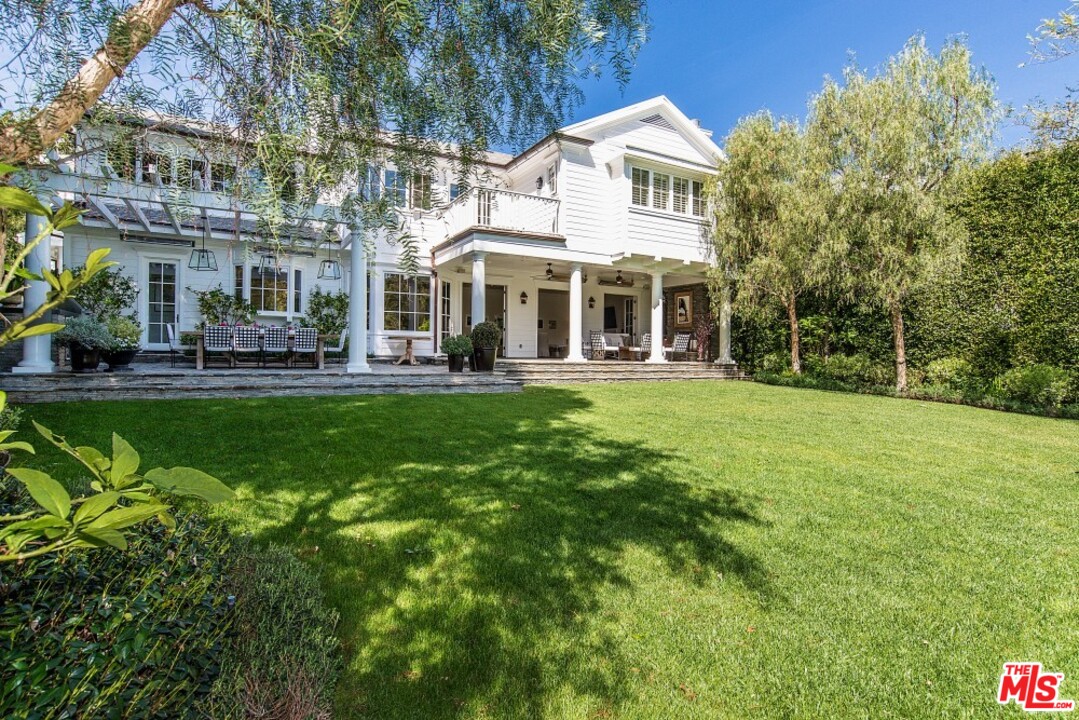 826 Greentree Road Pacific Palisades, CA 90272 - Photo 27 of 29 a front view of a building with a garden