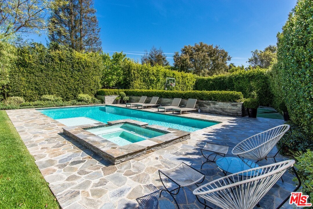 826 Greentree Road Pacific Palisades, CA 90272 - Photo 28 of 29 a view of a backyard with sitting area