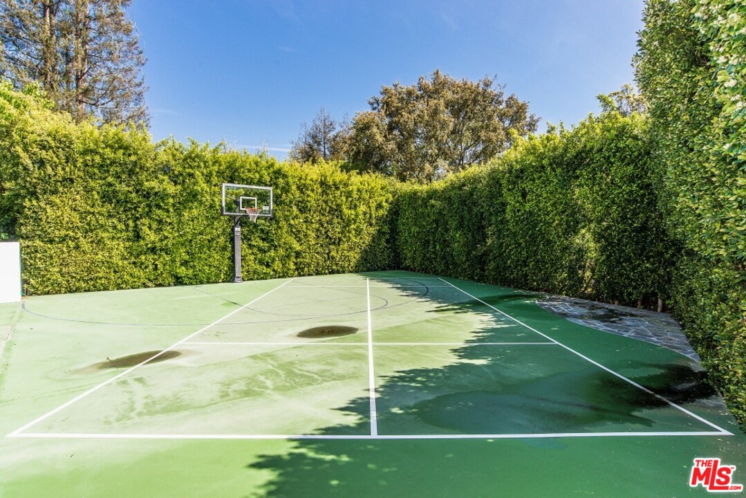826 Greentree Road Pacific Palisades, CA 90272 - Photo 29 of 29 a view of a tennis court