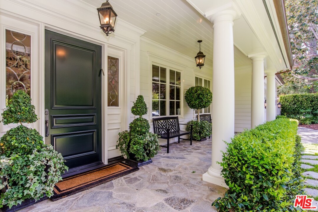 826 Greentree Road Pacific Palisades, CA 90272 - Photo 4 of 29 a front view of a house with a yard
