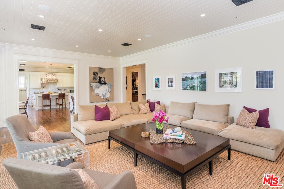 826 Greentree Road Pacific Palisades, CA 90272 - Photo 8 of 29 a living room with furniture and wooden floor