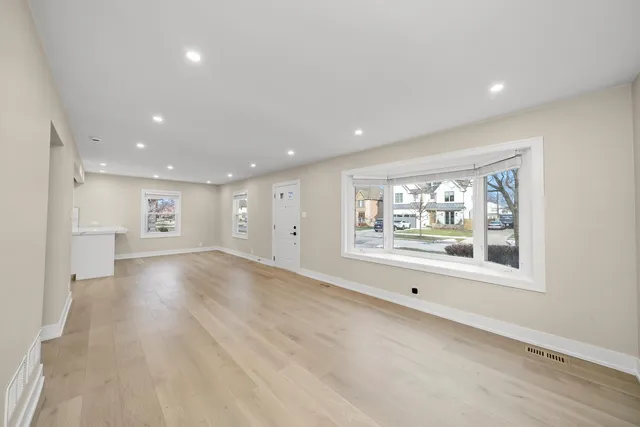 $4,500 | 998 Mitchell Avenue, Elmhurst, IL 60126