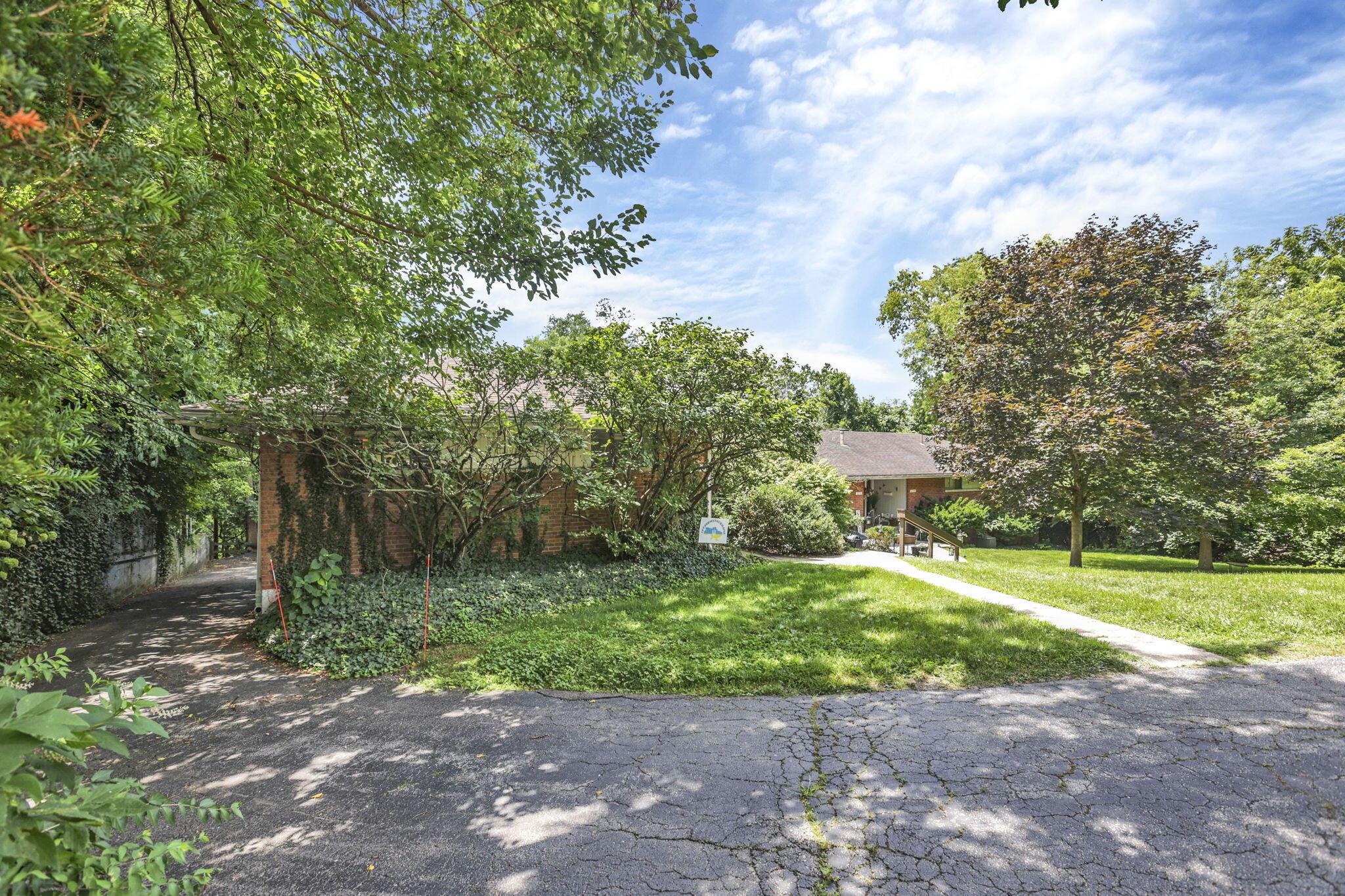 2715 Charing Road Upper Arlington, OH 43221 - Photo 3 of 19 1-web-or-mls-SMEP3625