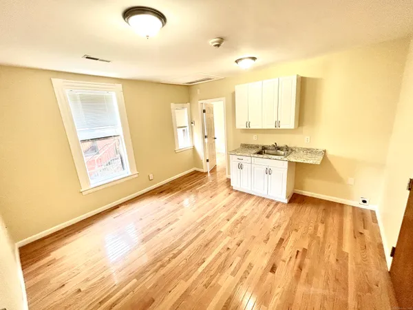 $1,050 | 135 West Main Street, Unit 4C, Waterbury, CT 06702