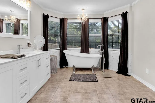 a en suite bathroom with 2 sink tub and a mirror