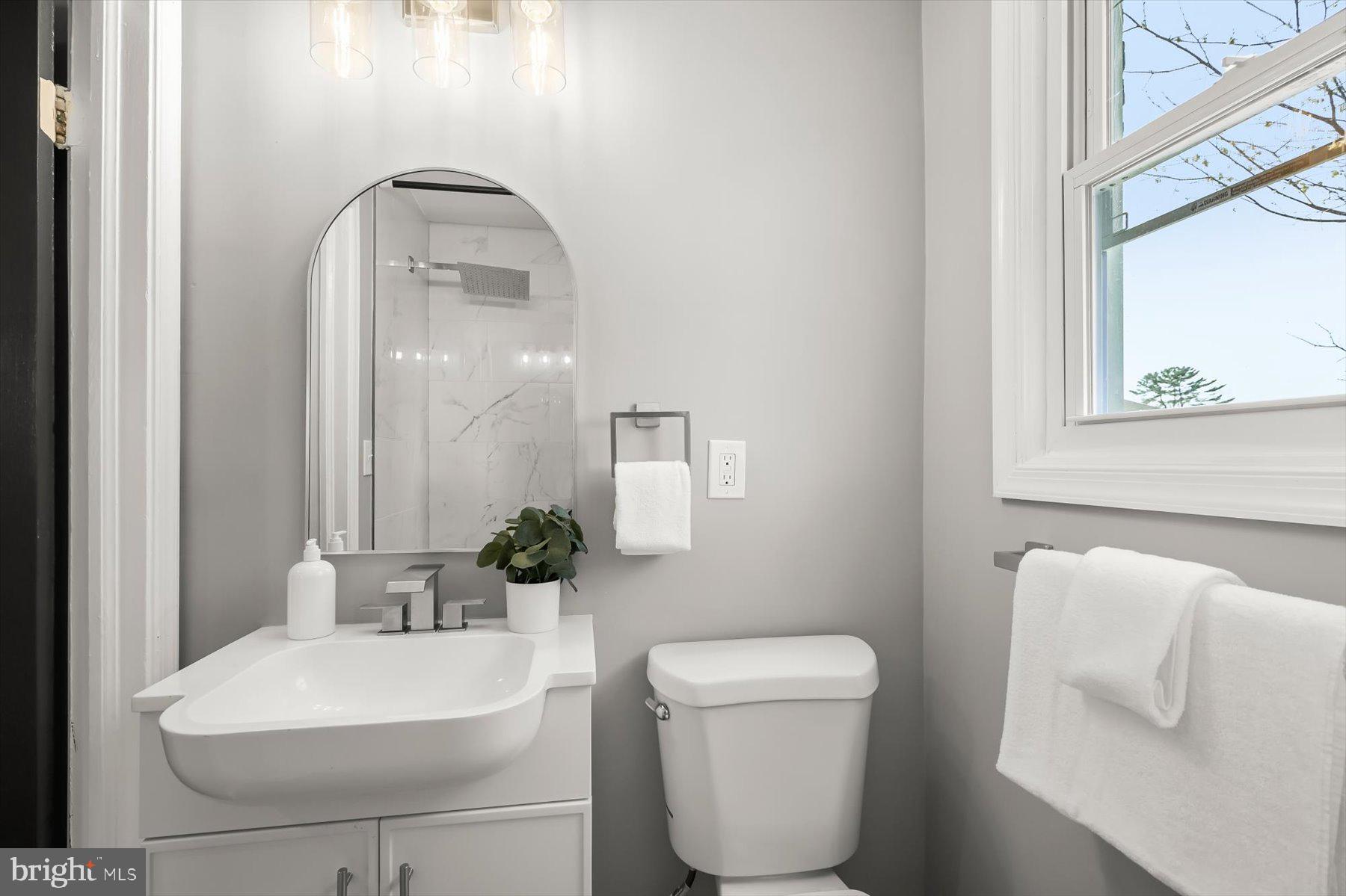 750 Charing Cross Road Baltimore, MD 21229 - Photo 11 of 29 Main level full bath