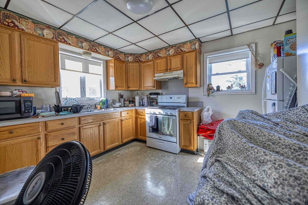 192-196 Snell Street Fall River, MA 02721 - Photo 8 of 34