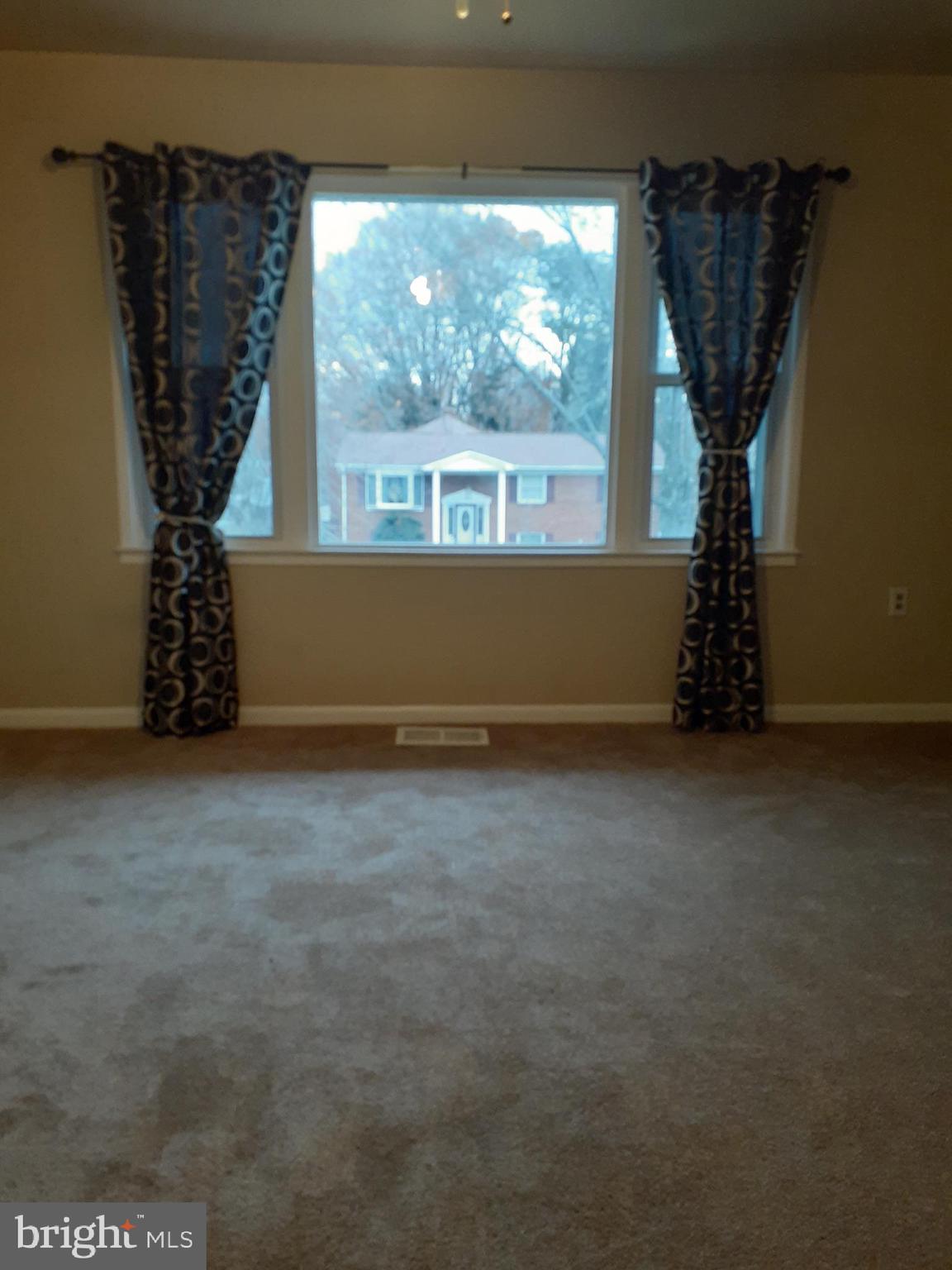 9305 Loughran Road Fort Washington, MD 20744 - Photo 3 of 17 Living Room