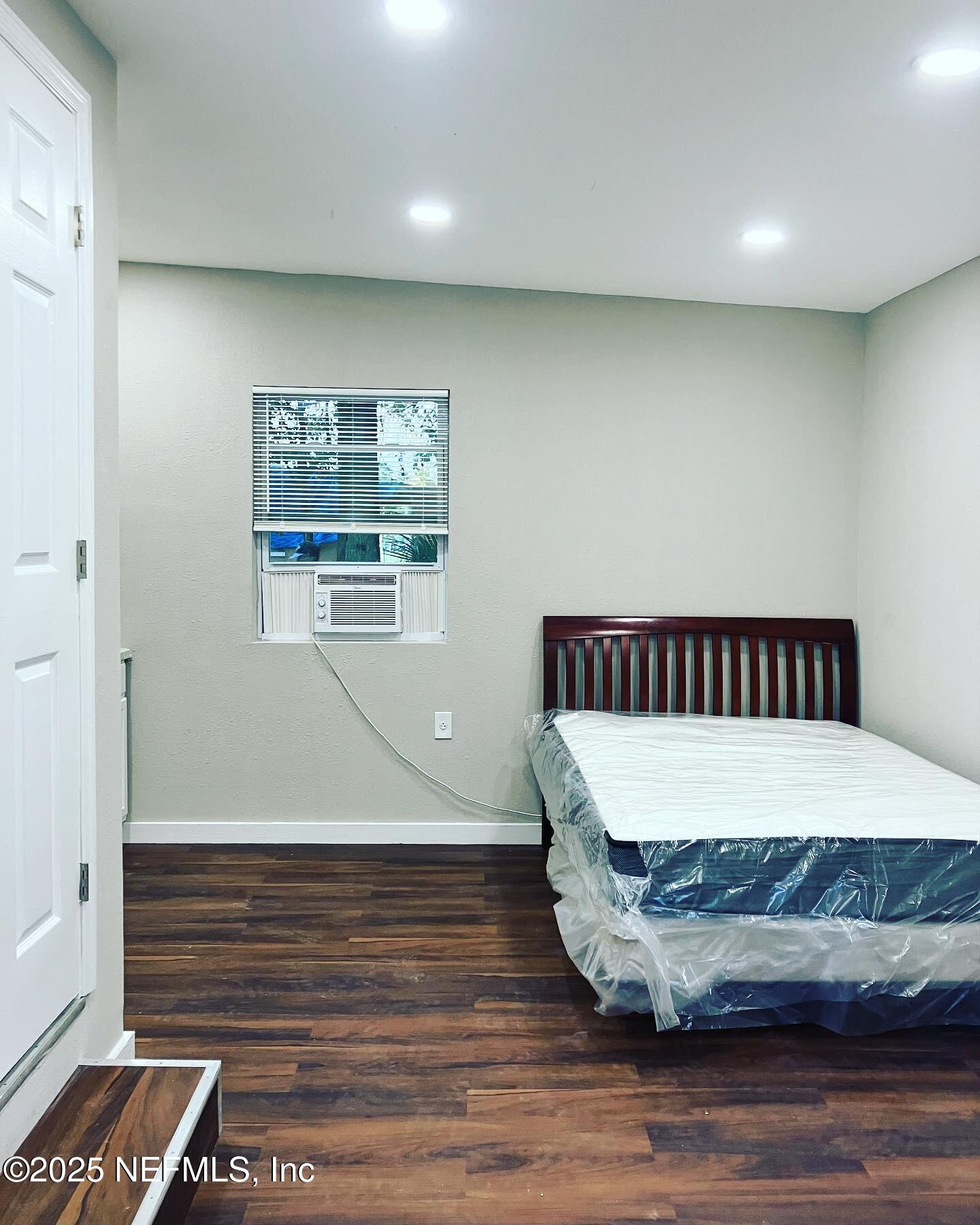 1663 West 35th Street Jacksonville, FL 32209 - Photo 9 of 16 a room with a bed and a window