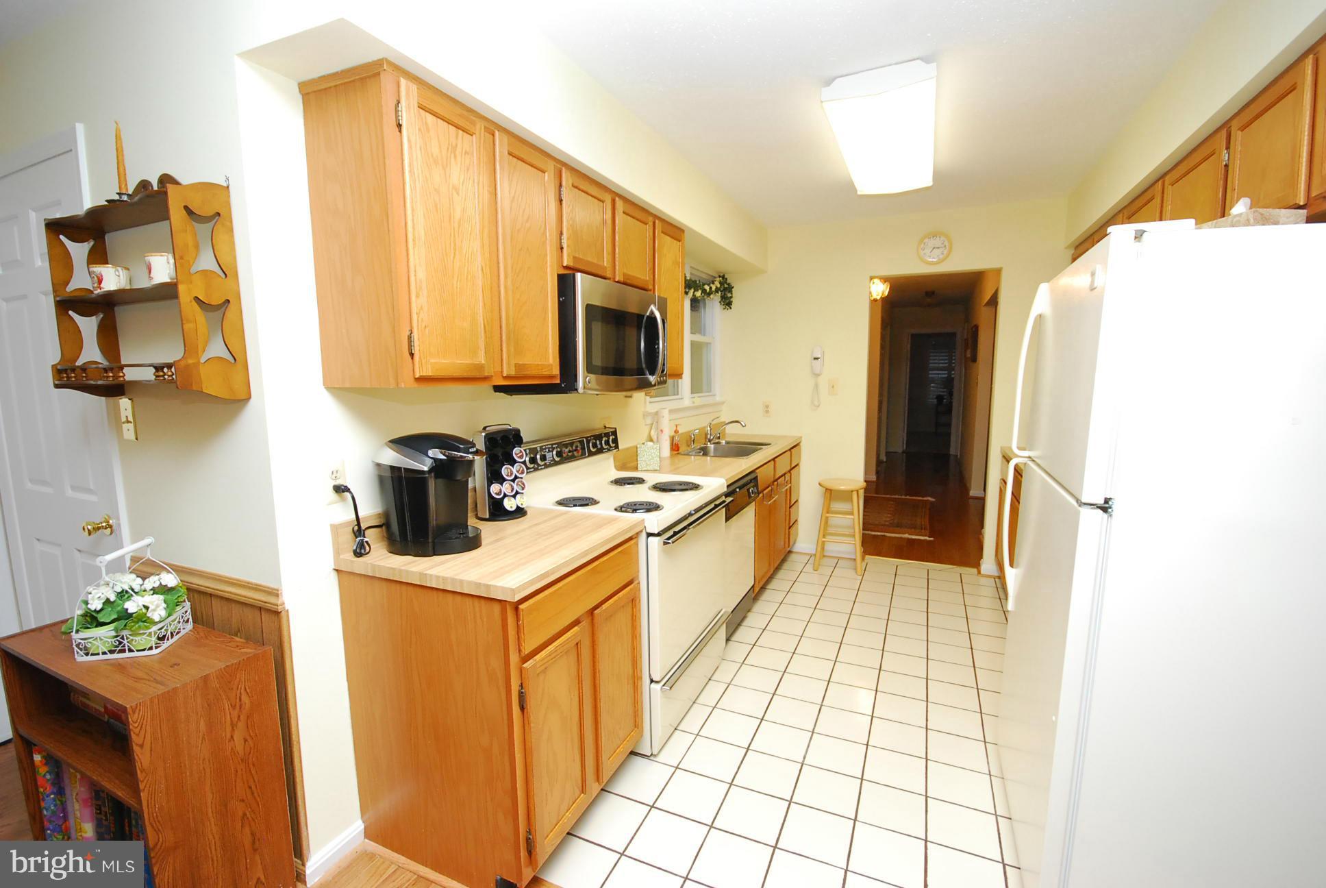 2555 Golfers Ridge Road Annapolis, MD 21401 - Photo 9 of 17 Kitchen