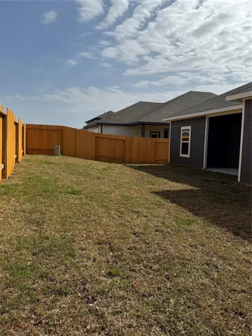 a house view with backyard space