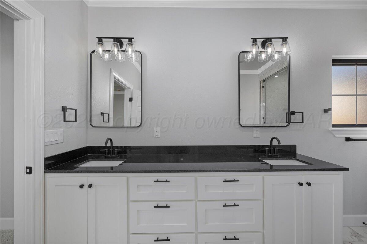 907 Oak Avenue Panhandle, TX 79068 - Photo 16 of 30 a bathroom with double vanity sinks and a mirror