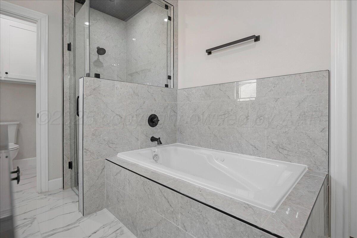 907 Oak Avenue Panhandle, TX 79068 - Photo 17 of 30 a bathroom with a tub and shower