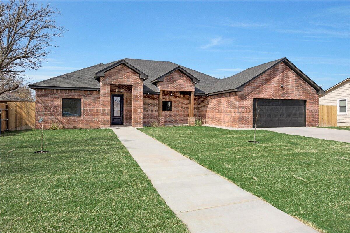 907 Oak Avenue Panhandle, TX 79068 - Photo 2 of 30 a front view of house with yard and green space