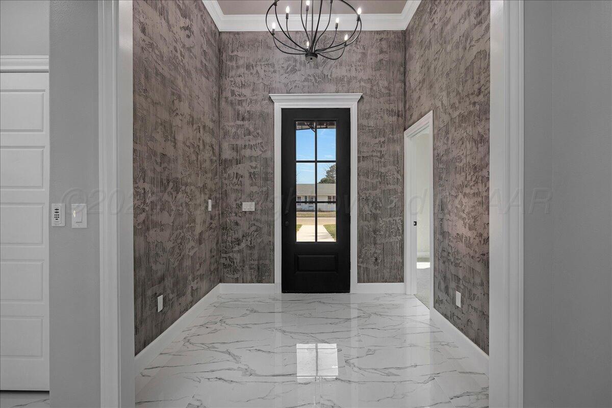 907 Oak Avenue Panhandle, TX 79068 - Photo 4 of 30 a view of entryway and hallway