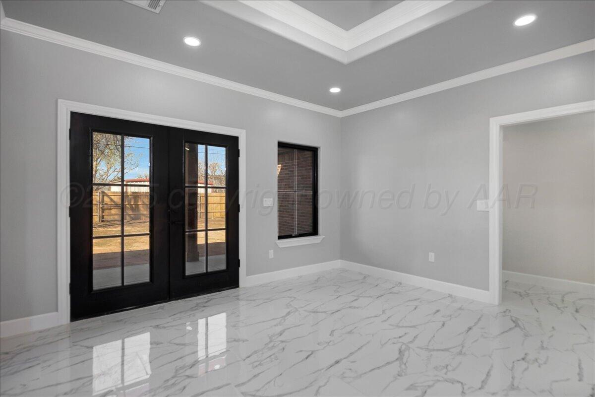 907 Oak Avenue Panhandle, TX 79068 - Photo 8 of 30 a view of an empty room with glass door