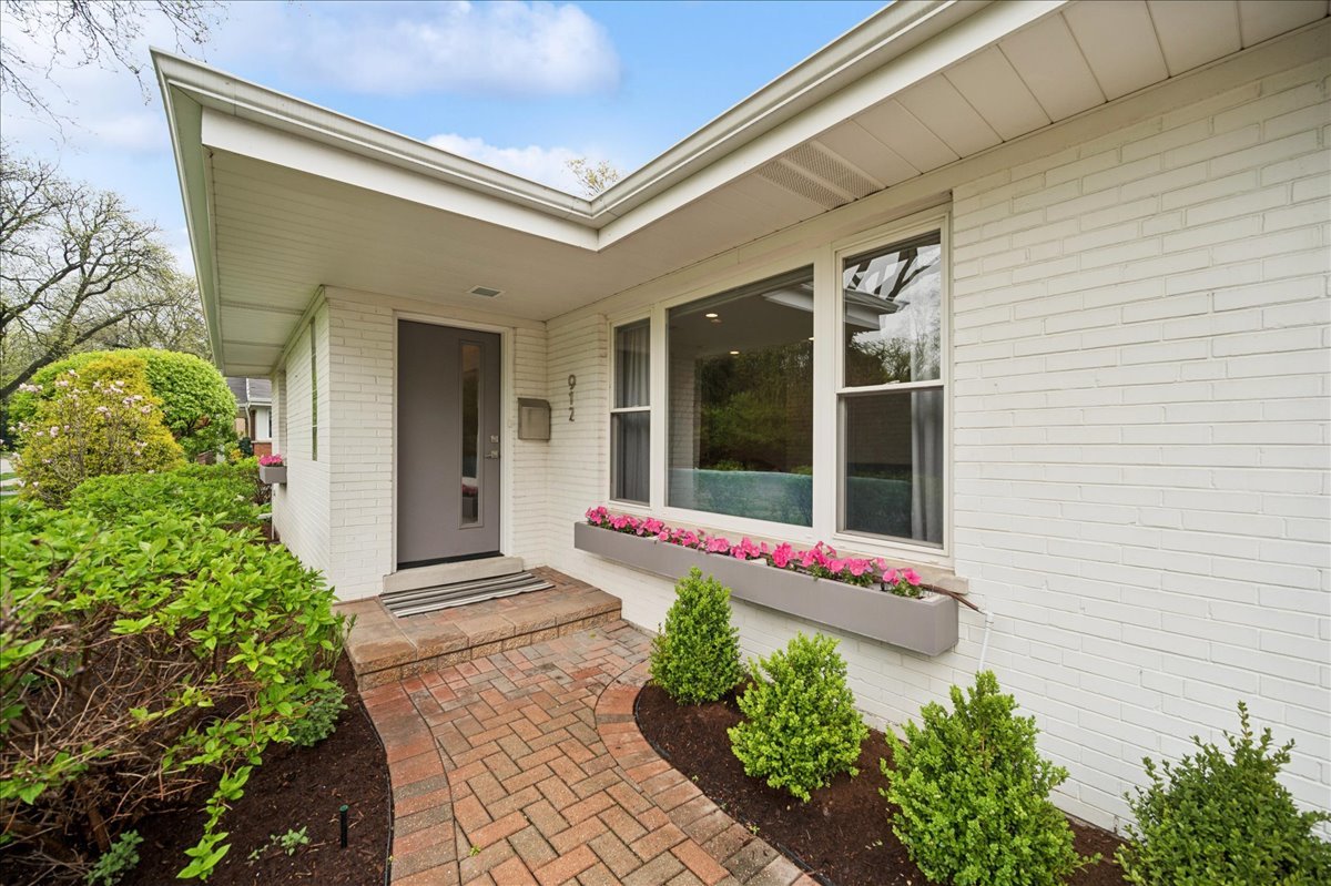 912 Hunter Road Wilmette, IL 60091 - Photo 2 of 38 Gallery Image 2