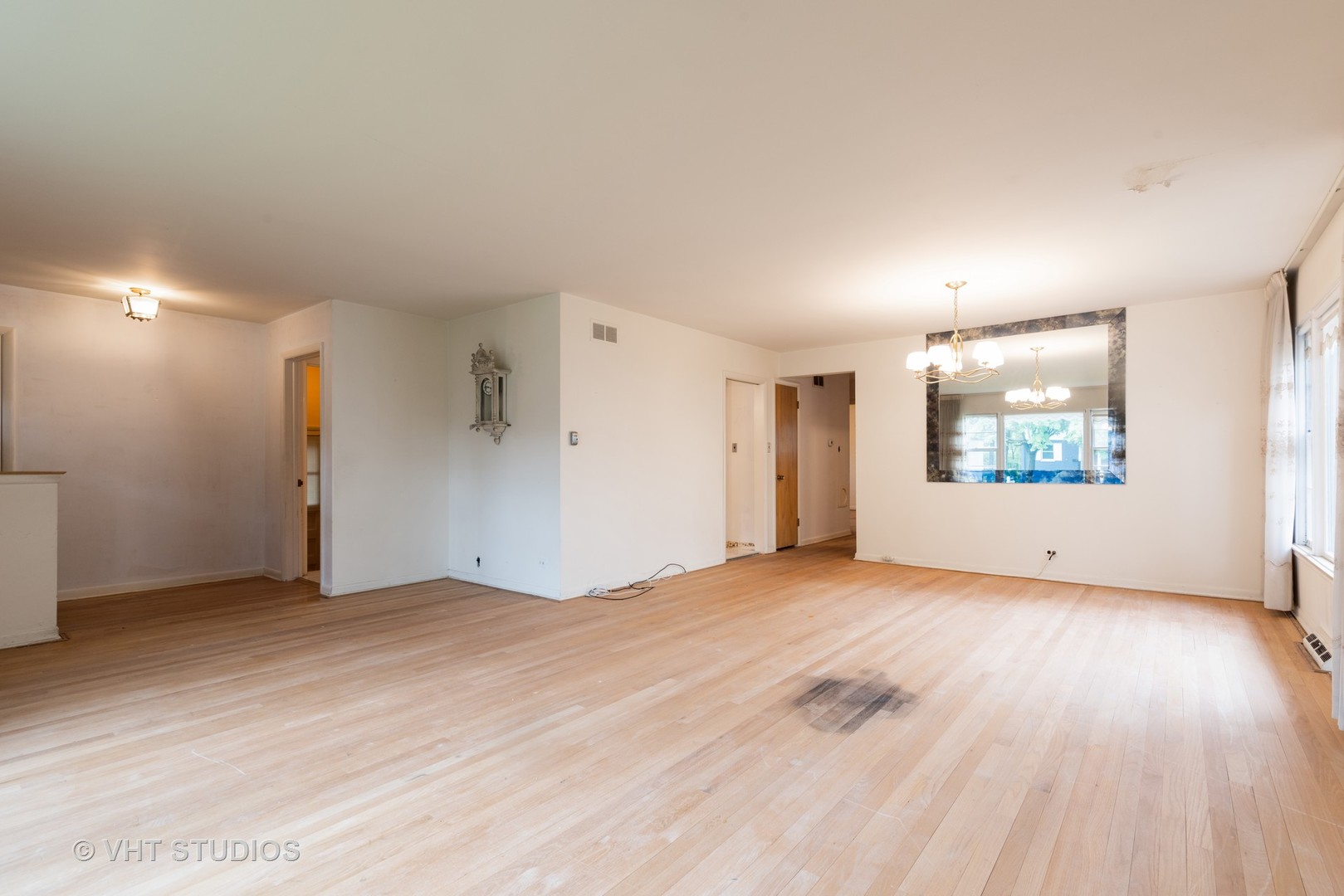 8639 East Prairie Road Skokie, IL 60076 - Photo 2 of 10