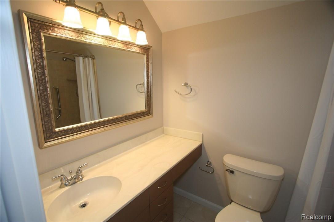 5193 King Road Howell, MI 48843 - Photo 14 of 25 Second floor Main Bath