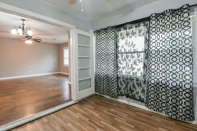 en empty room with wooden floor