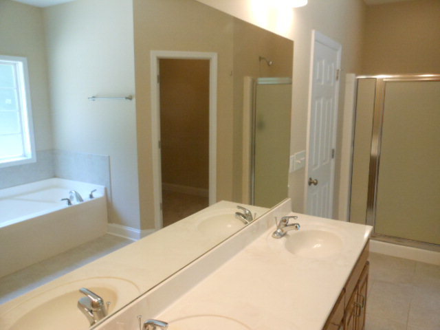 173 Gordon Road Gray, GA 31032 - Photo 13 of 18 a bathroom with a bathtub and a sink