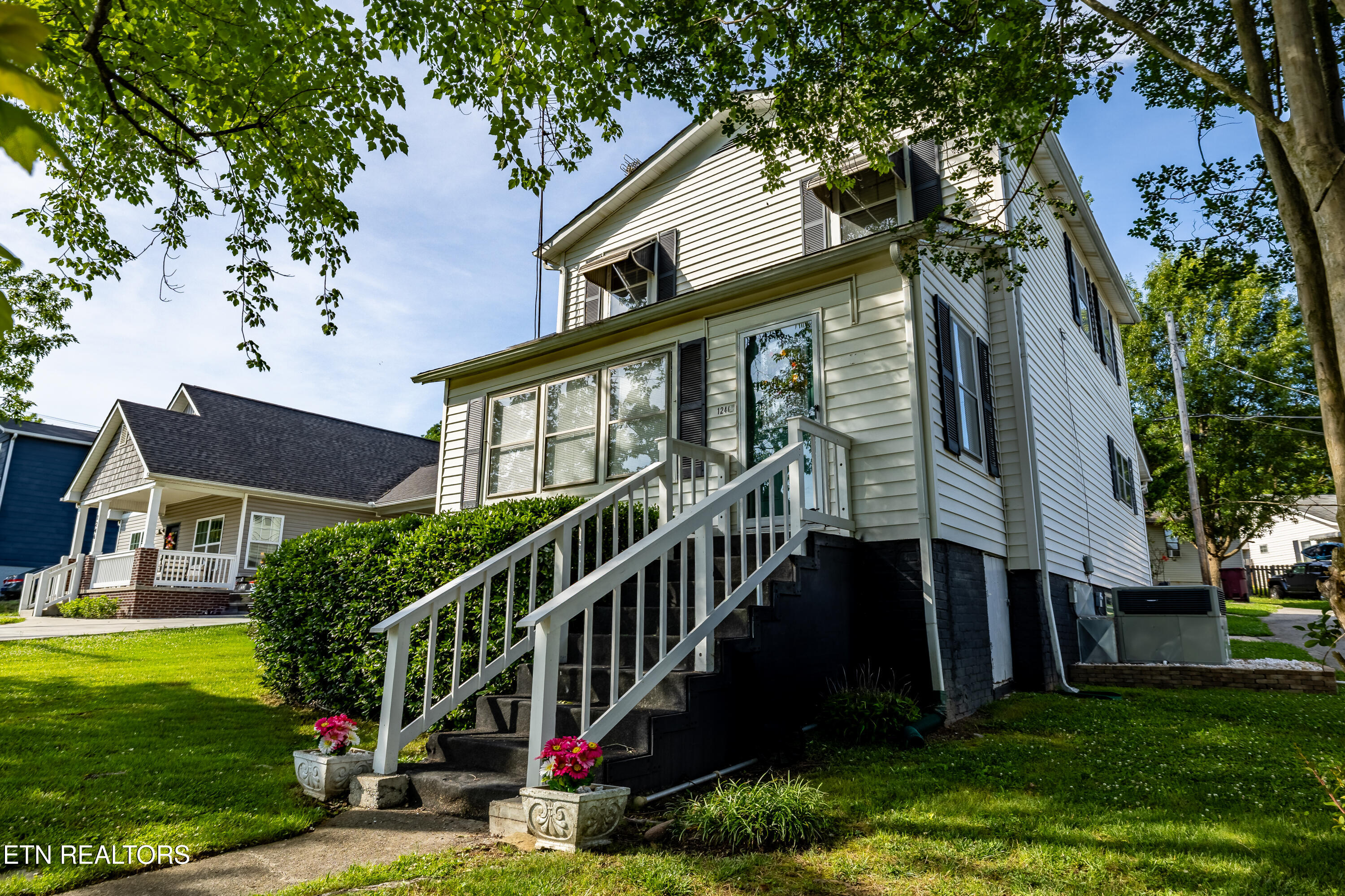1240 North Wright Road Alcoa, TN 37701 - Photo 2 of 24 Front of the Home