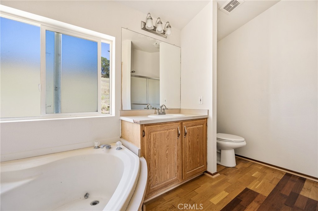 6998 Kingsbury Road Templeton, CA 93465 - Photo 47 of 59 Primary bathroom with soaking tub