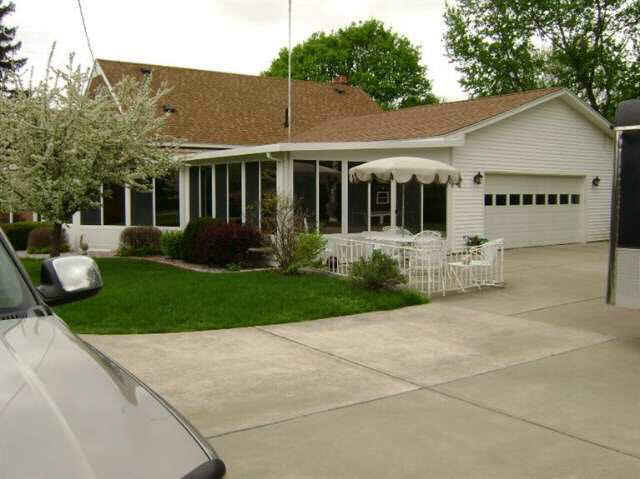 1090 North Genesee Road Burton, MI 48509 - Photo 2 of 9 20437918-1.JPG