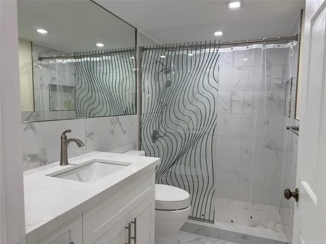 a view of livingroom with furniture and a ceiling fan