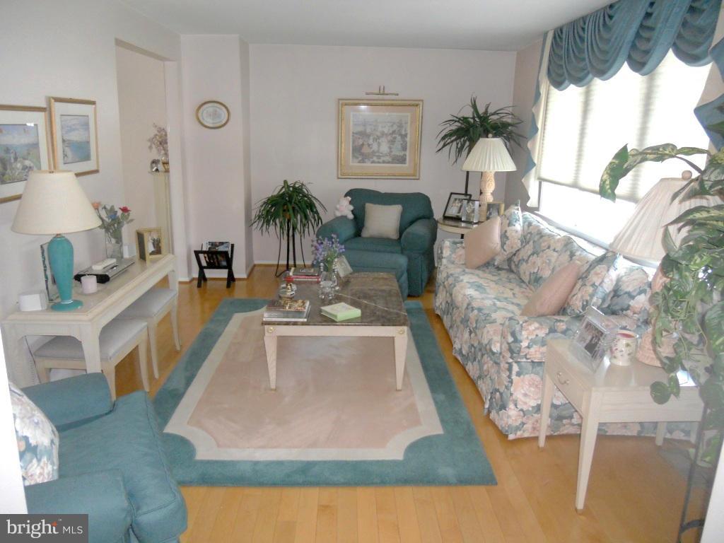 212 Elk Road Baltimore, MD 21221 - Photo 2 of 28 Living Room
