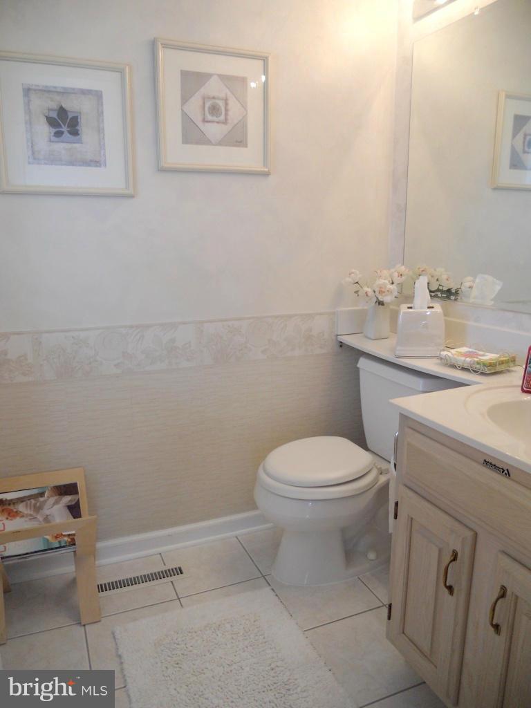 212 Elk Road Baltimore, MD 21221 - Photo 15 of 28 1st Floor Powder Room