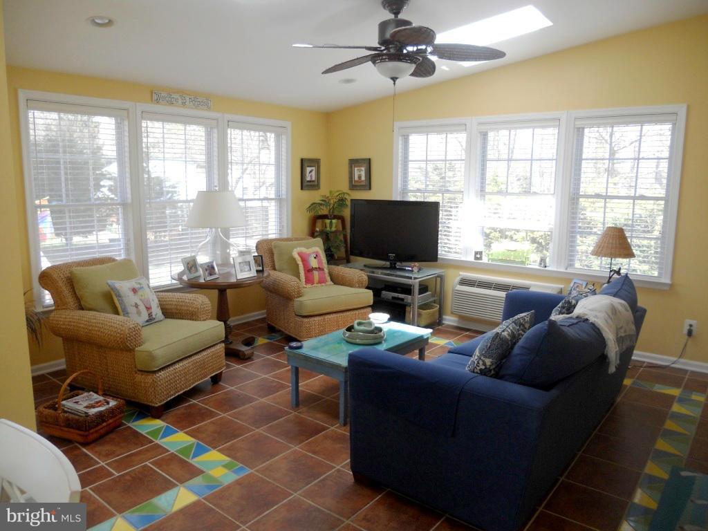212 Elk Road Baltimore, MD 21221 - Photo 6 of 28 Family Room/Sunroom