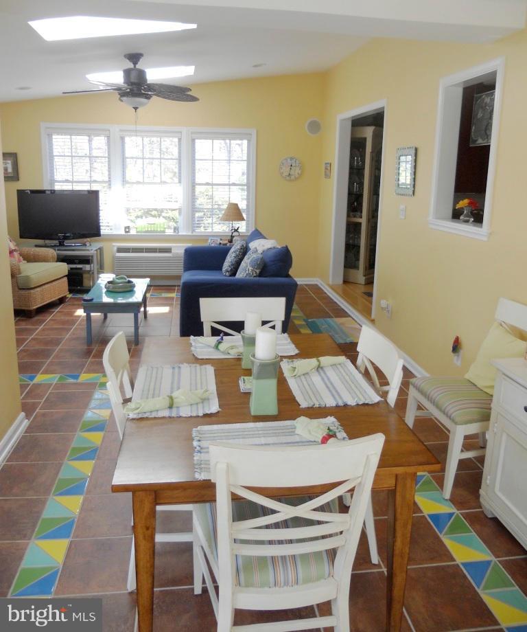 212 Elk Road Baltimore, MD 21221 - Photo 8 of 28 Family Room/Sunroom