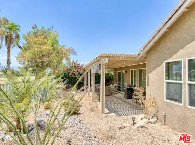 a view of a house with backyard