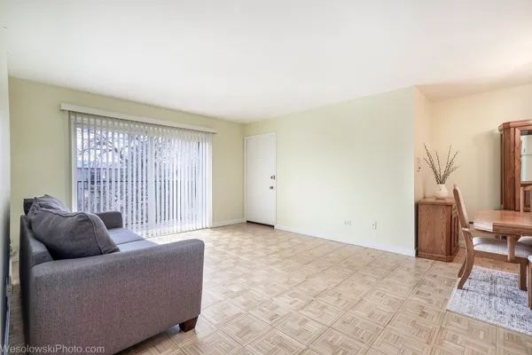 $229,000 | 9448 Bay Colony Drive, Unit 3S, Des Plaines, IL 60016