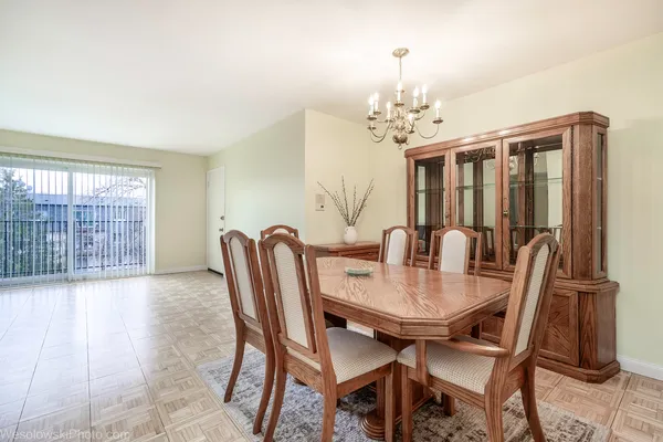 $229,000 | 9448 Bay Colony Drive, Unit 3S, Des Plaines, IL 60016