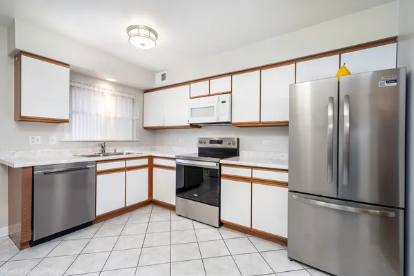 $229,000 | 9448 Bay Colony Drive, Unit 3S, Des Plaines, IL 60016