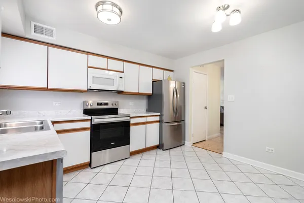 $229,000 | 9448 Bay Colony Drive, Unit 3S, Des Plaines, IL 60016