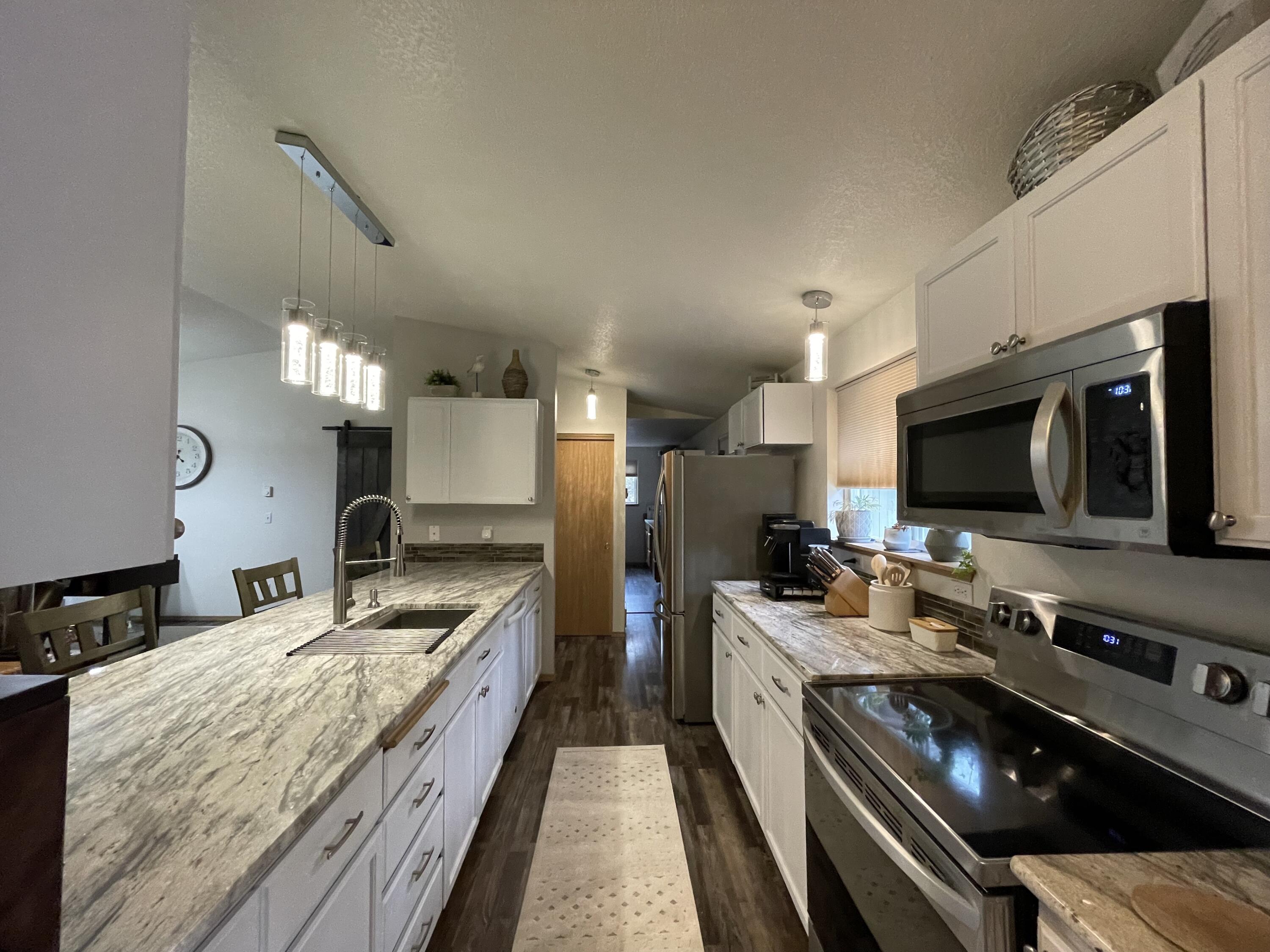 53335 Deep Woods Road La Pine, OR 97739 - Photo 7 of 33 Kitchen