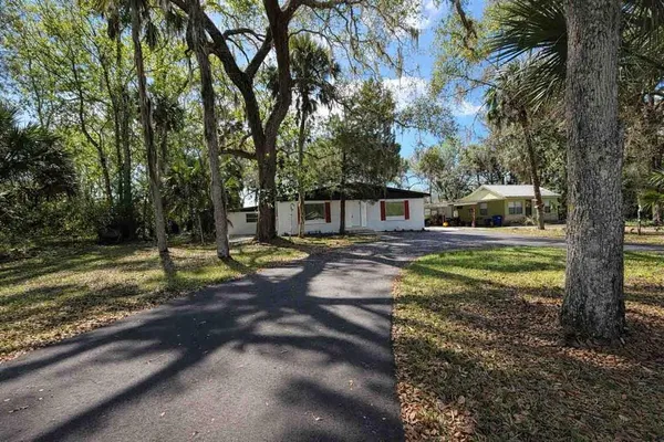 a view of a house with backyard