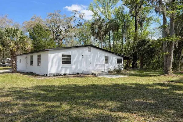 a view of a house with a yard